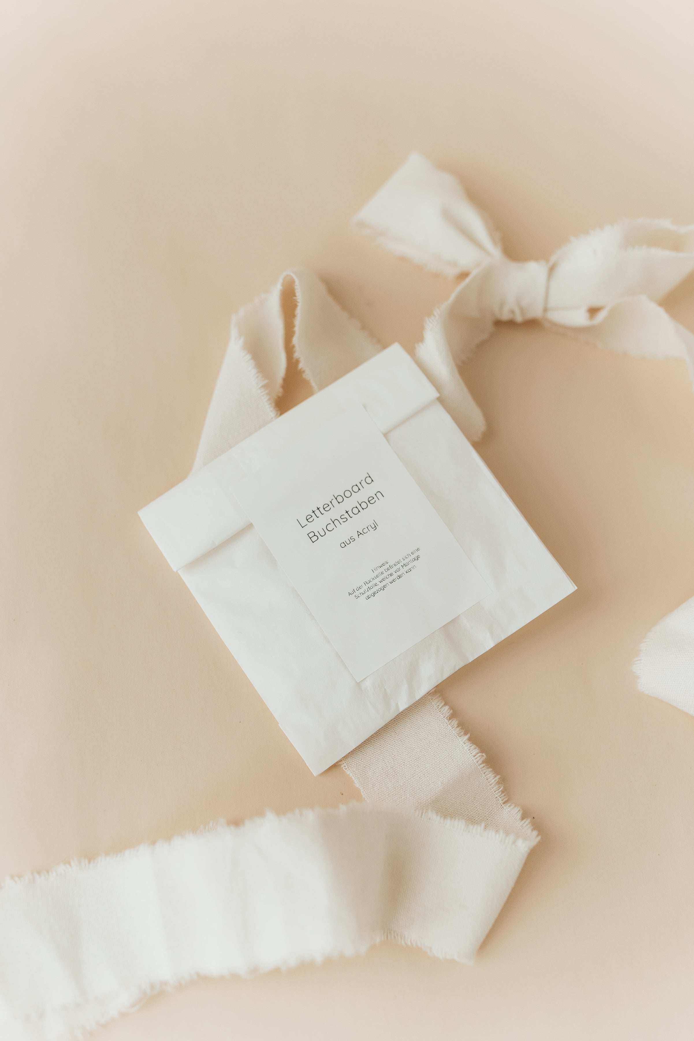 Verpackung der Letterboard Buchstaben aus Acryl im minimalistischen Design