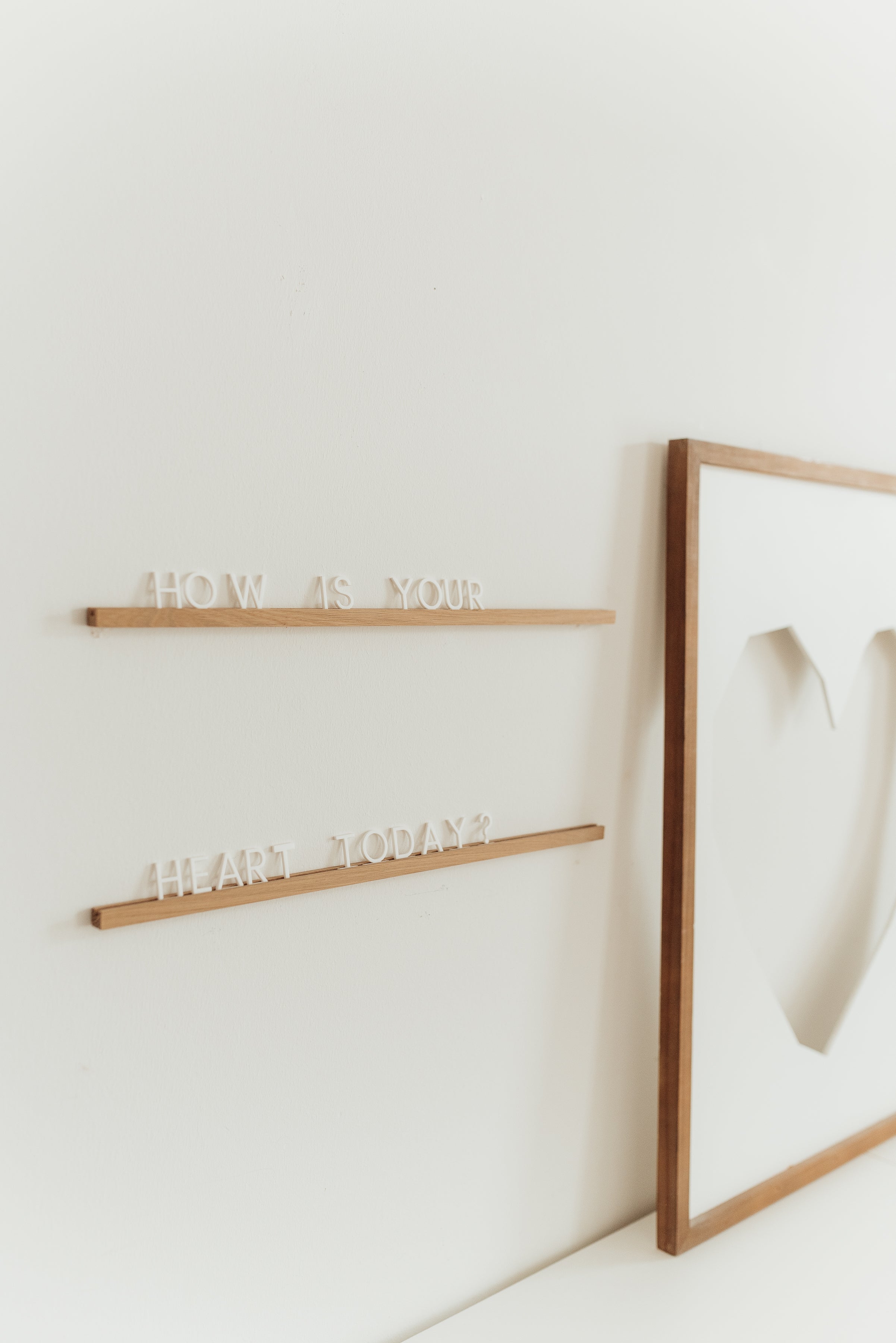 Mini Letterboard Buchstaben aus Acryl in Holzleiste für dekorative Wandgestaltung