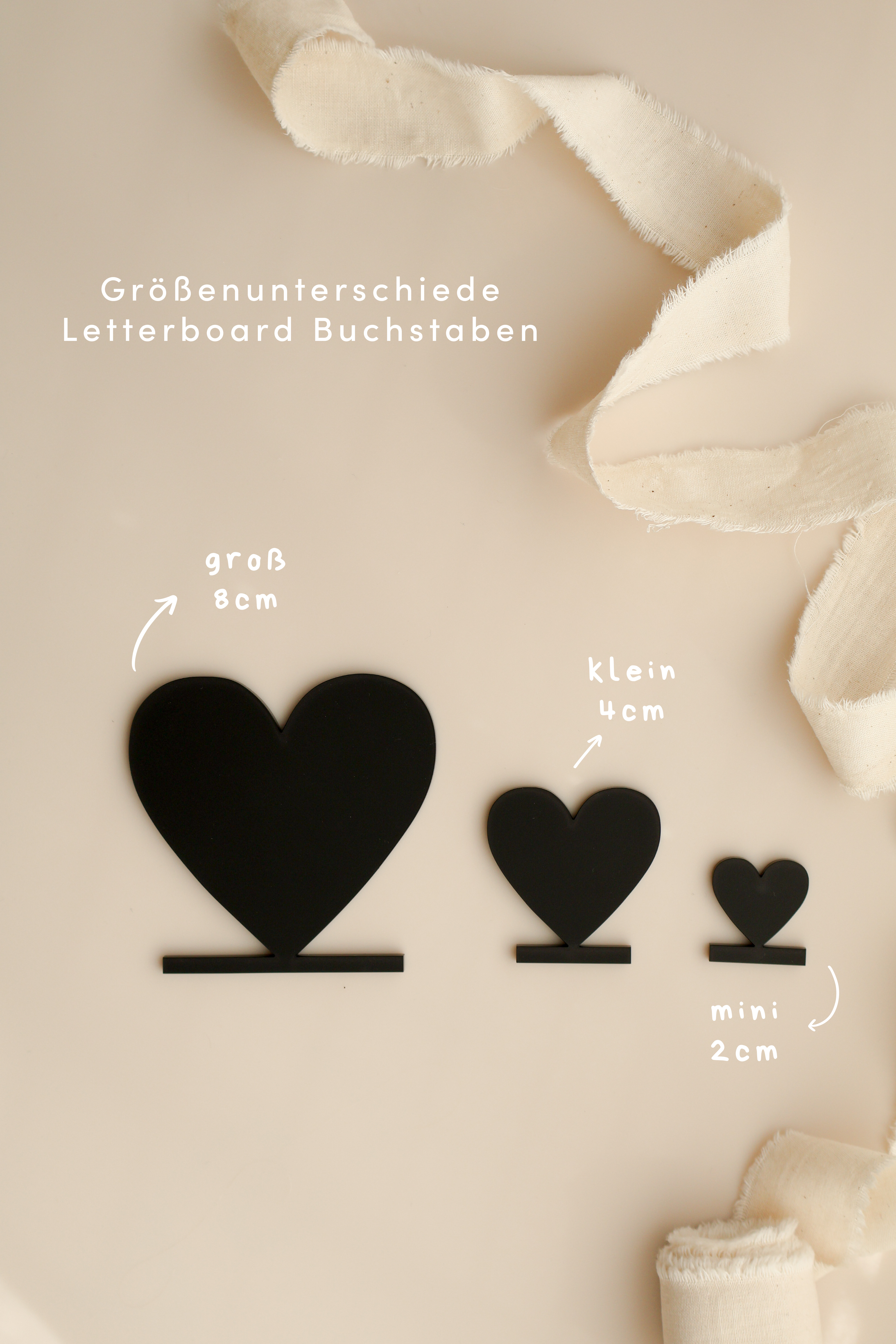 Größenvergleich Letterboard Buchstaben aus Acryl mit Herzsymbol in groß 8 cm, klein 4 cm und mini 2 cm
