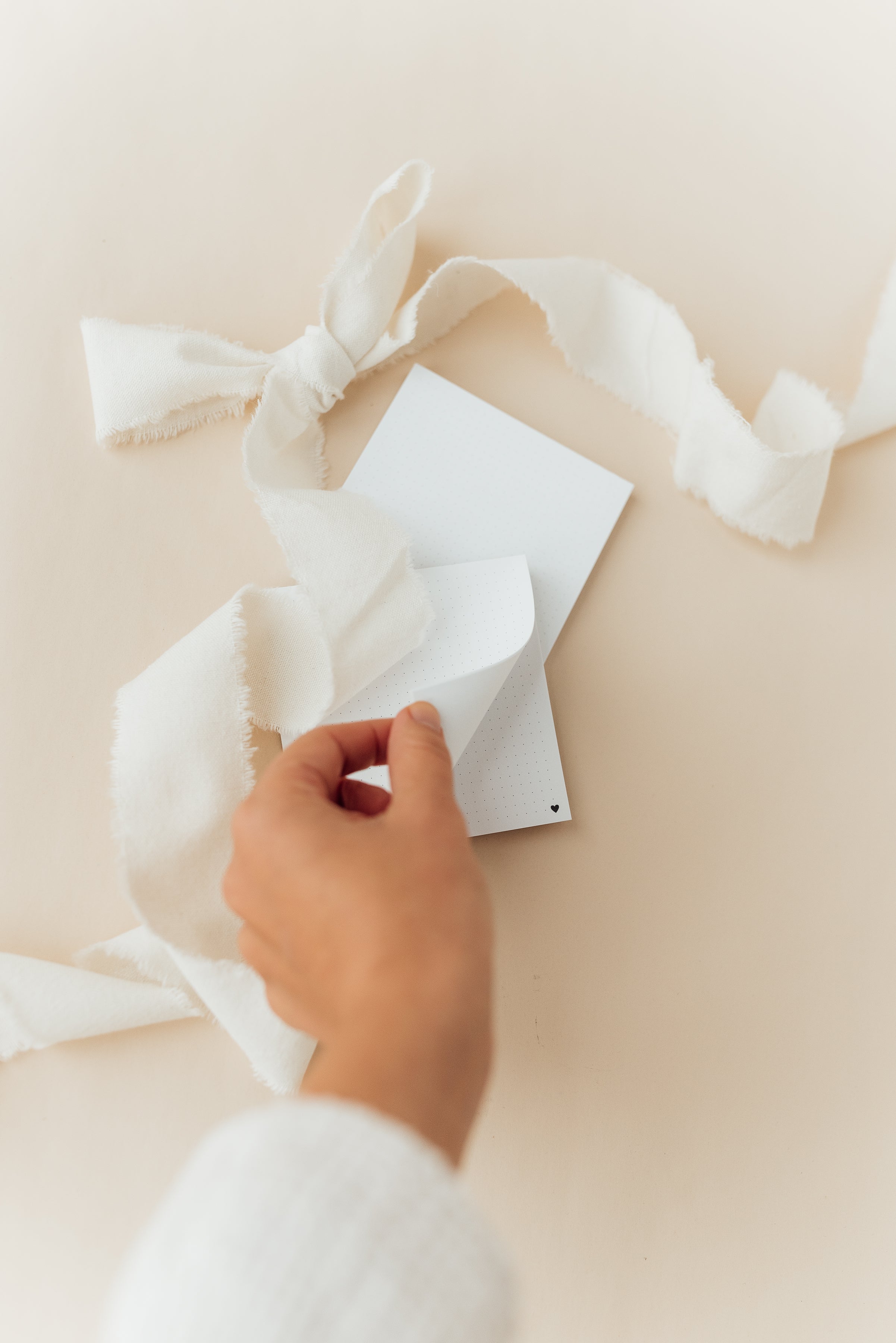 Notizblock Herzchen 9,5×9,5 cm mit Punkteraster auf Naturpapier – beherzigt