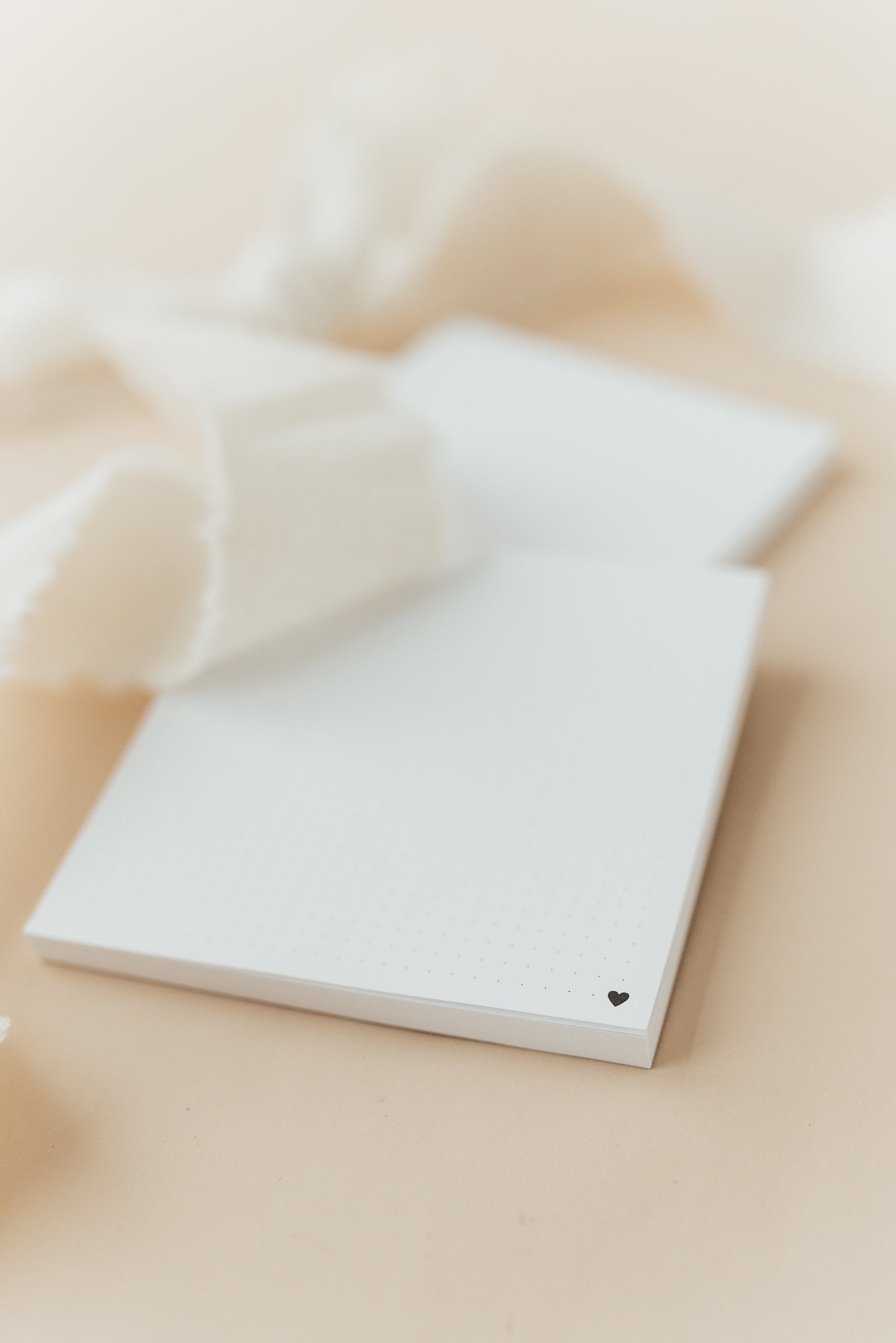 Notizblock Herzchen – Nahaufnahme mit Punkteraster und Herz-Motiv – beherzigt