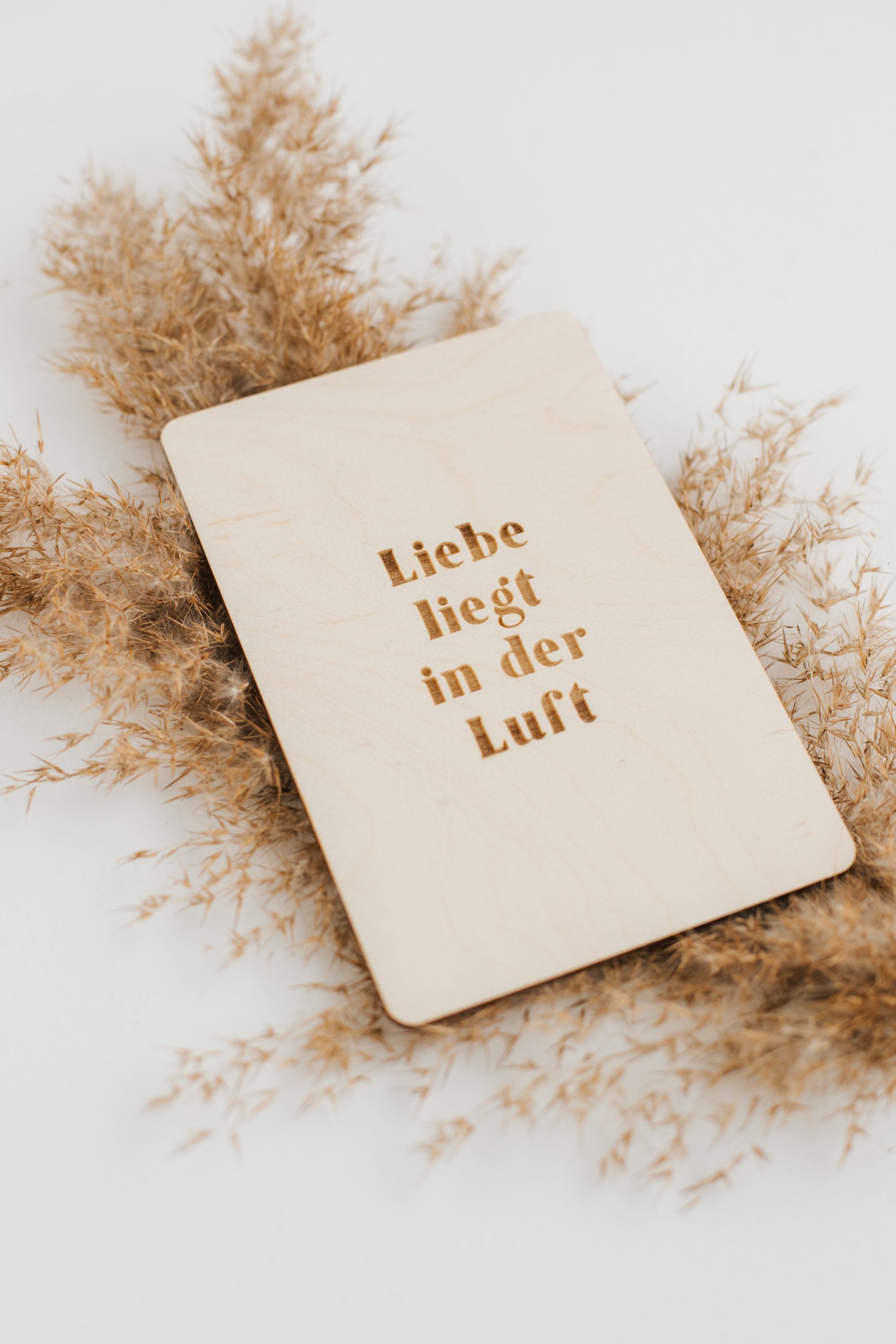 Holzkarte Liebe liegt in der Luft