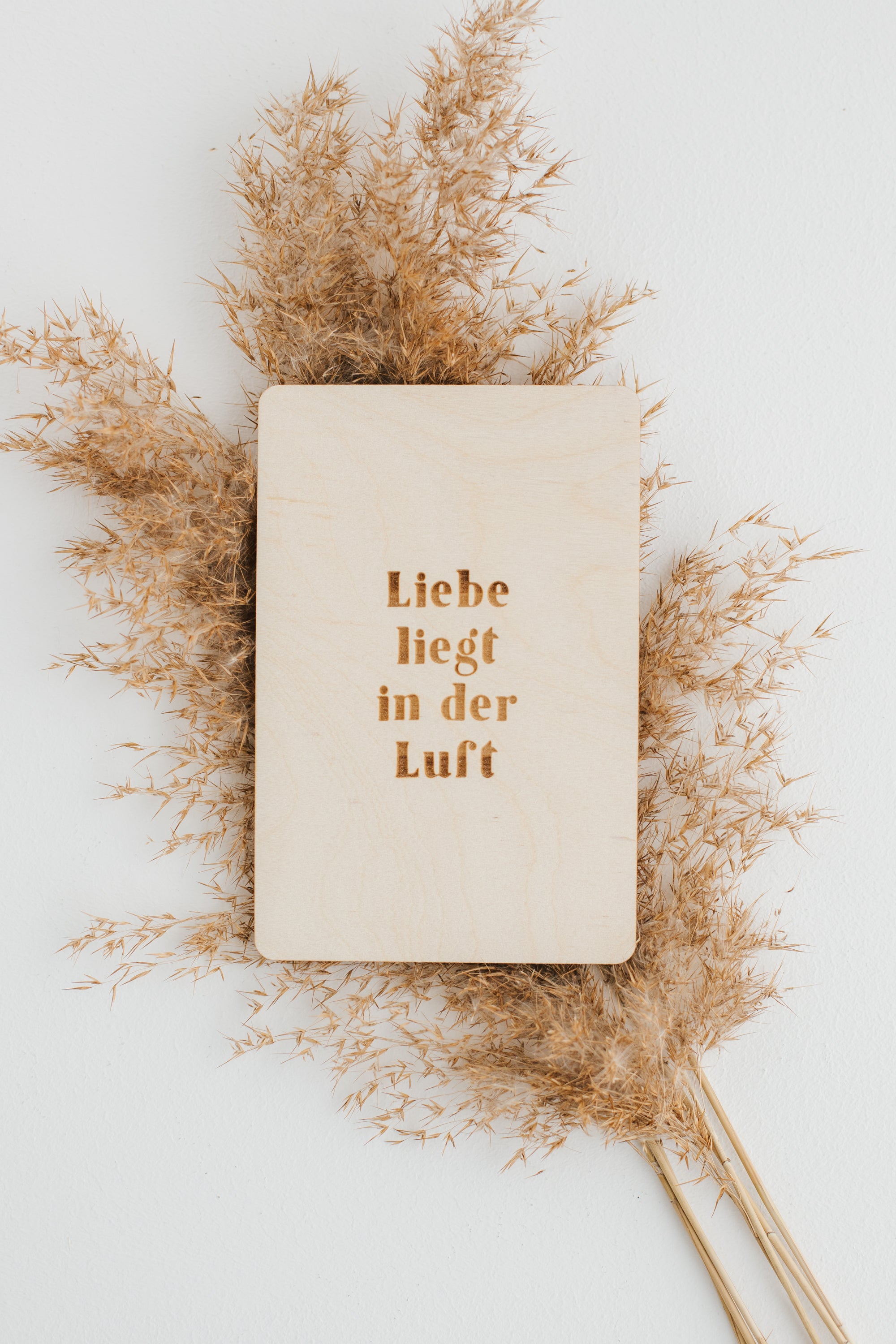 Holzkarte Liebe liegt in der Luft