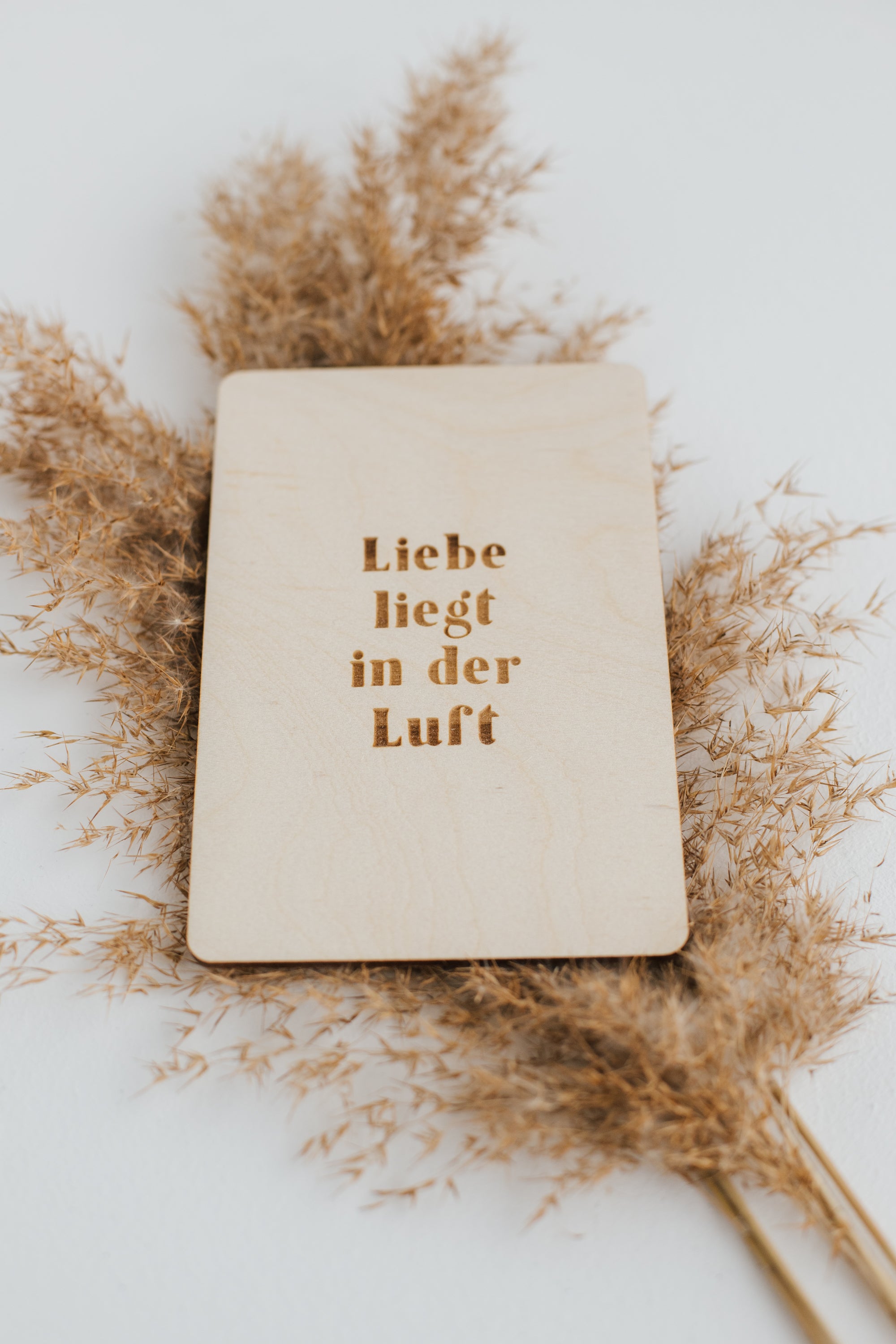 Holzkarte Liebe liegt in der Luft