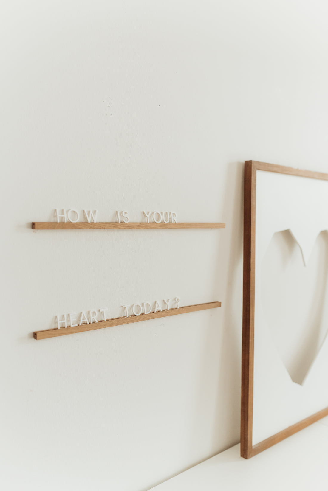 Mini Letterboard Buchstaben aus Acryl in Holzleiste für dekorative Wandgestaltung
