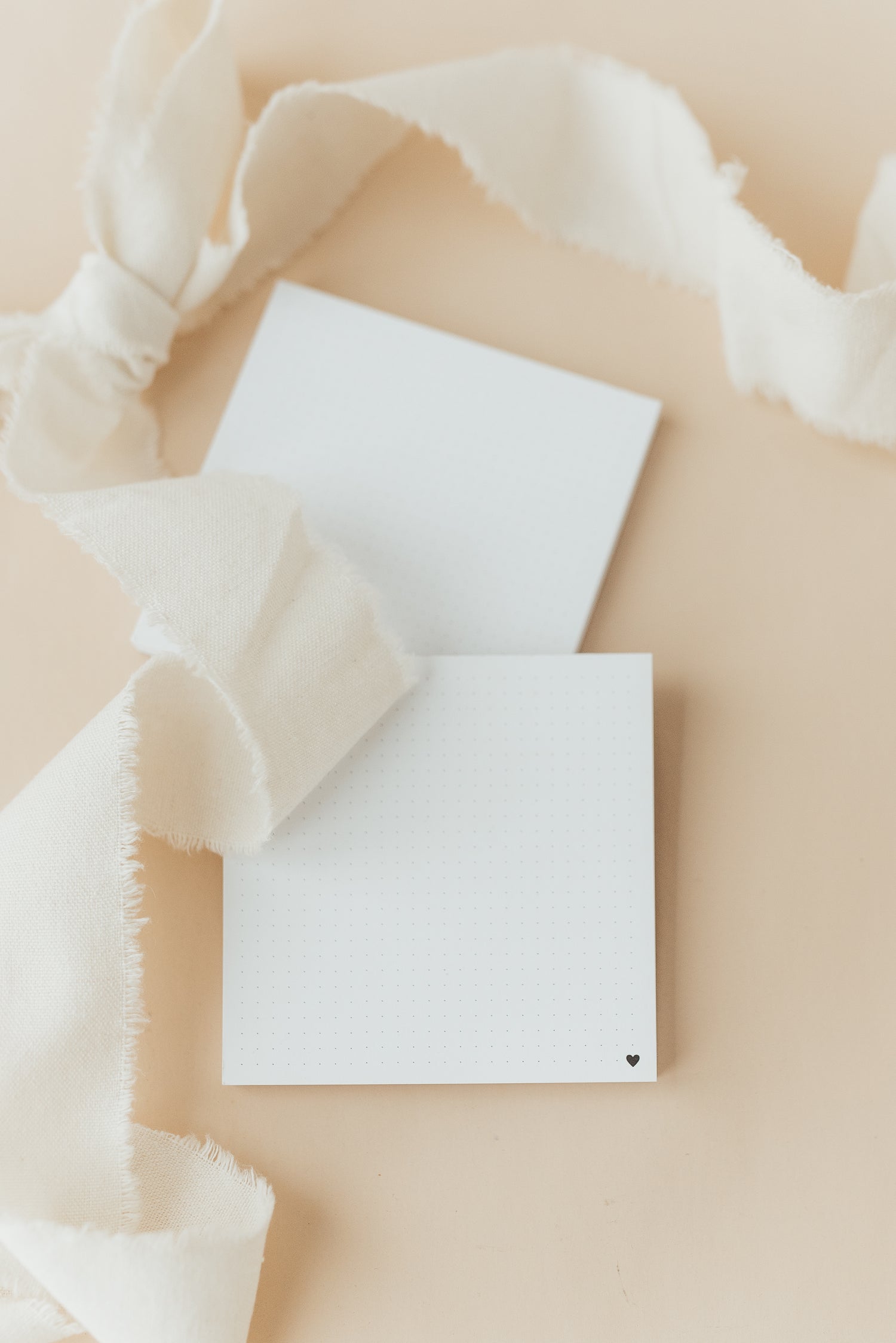 Notizblock Herzchen 9,5×9,5 cm mit Punkteraster auf Naturpapier – beherzigt